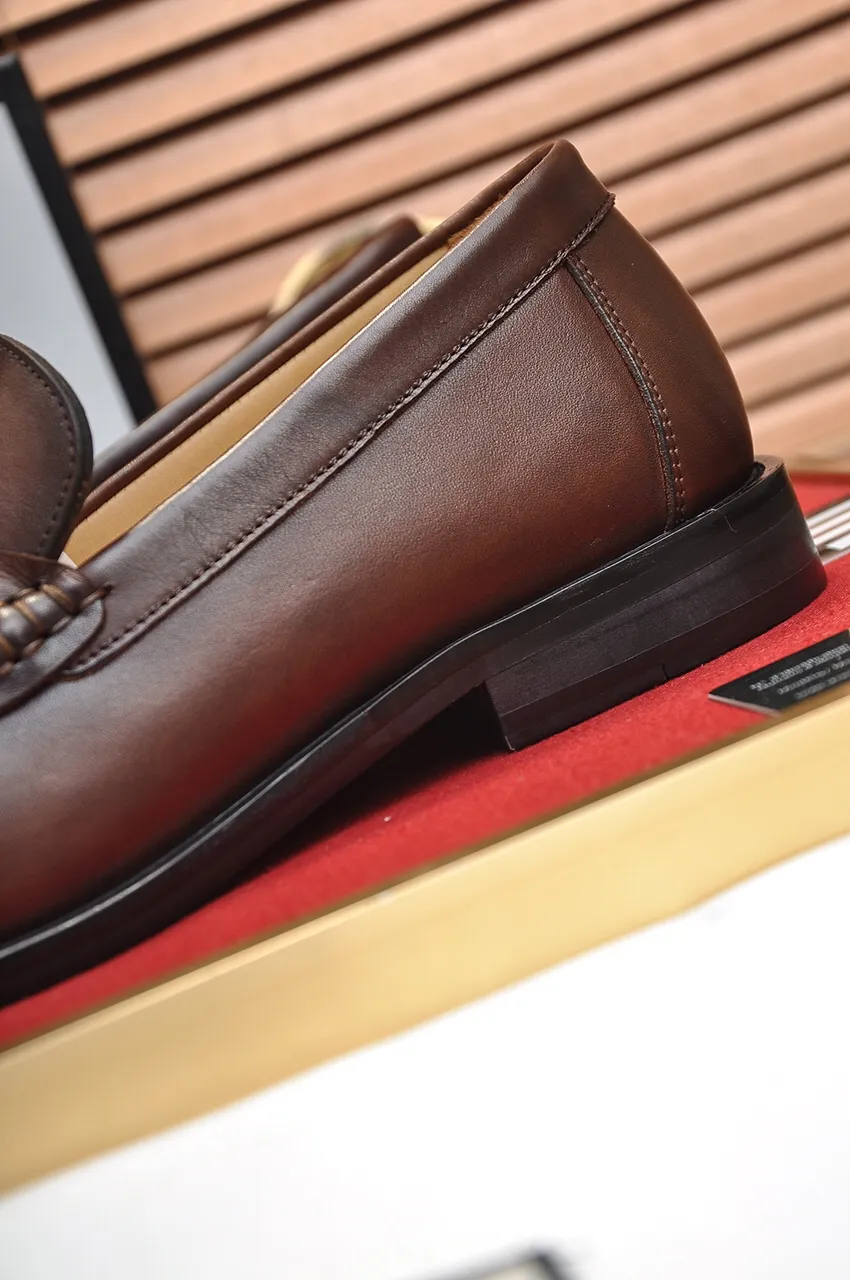 Men's shoes💰560💶Italy's top luxury men's shoe giant (GUCCI) (Gucci) (full cowhide lining) new arrival🍃Original European style🔰 Pleasant to the eye😍In order to make the shoes more durable and non-deformable🌀The production continues to follow traditional methods but there is still no lack of innovation💪Choose original sheepskin for the leather♻️ Smooth and natural And extra bright ⭐Made of imported cowhide, the first choice of rich people 38-45 (45 customized)